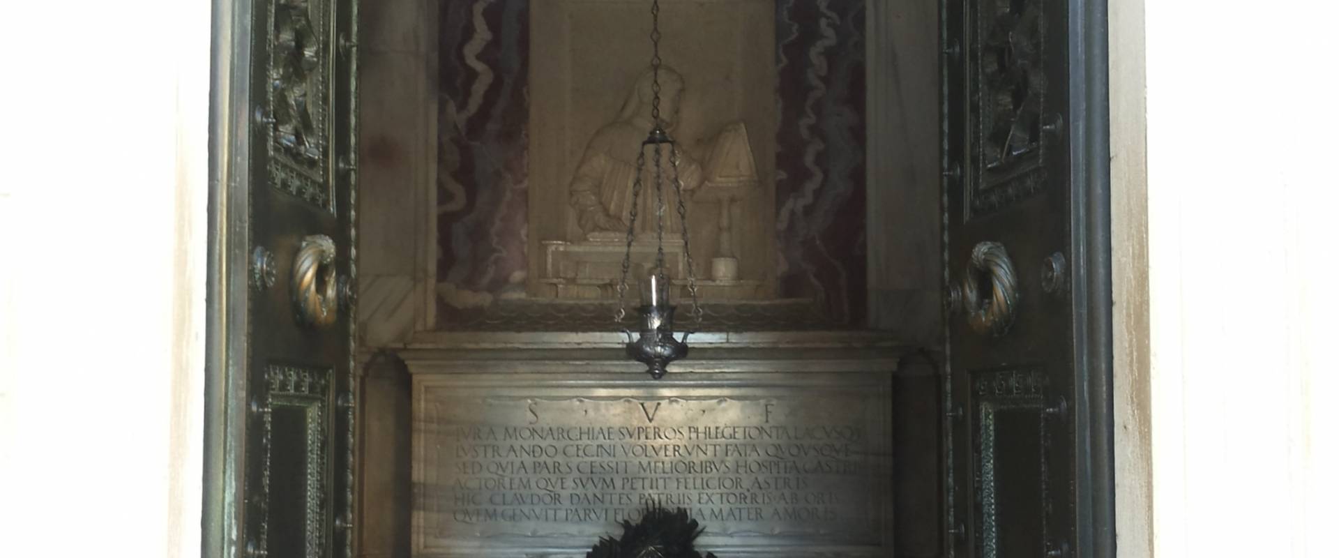 Tomba di Dante interno foto di Wikiangie14